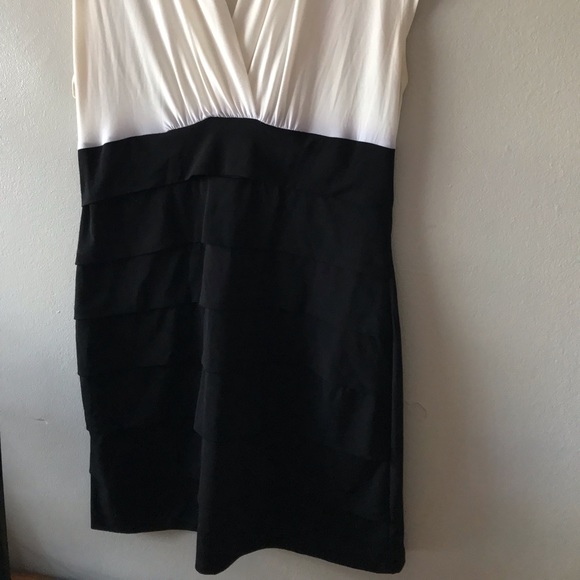 EN FOCUS STUDIO BLACK AND WHITE DRESS - Picture 2 of 10